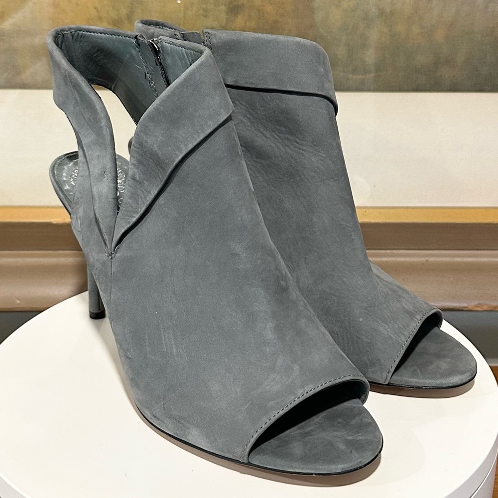 🌸VINCE CAMUTO🌸 Cholia Asymmetrical Sandal Bootie In Smoke Stack Nubuck Size: 12 - Picture 5 of 14